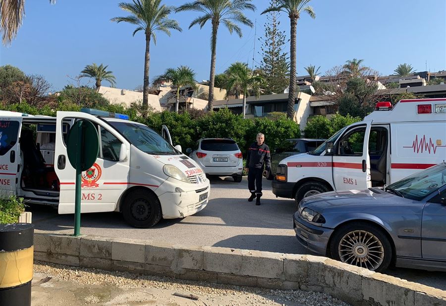 مقابل شاطئ الفيدار... إنقاذ مواطن من الغرق