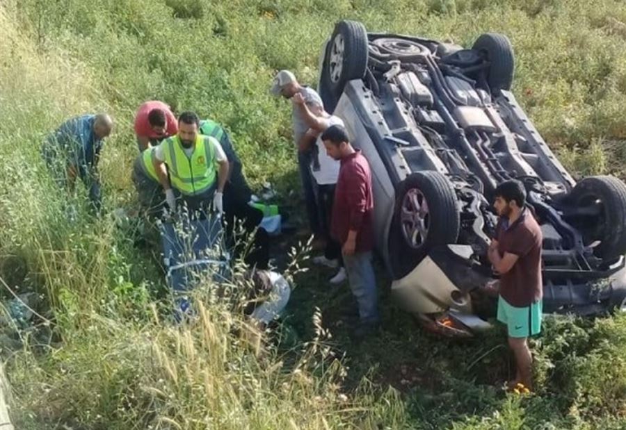 3 جرحى بانقلاب سيارة على طريق العديسة