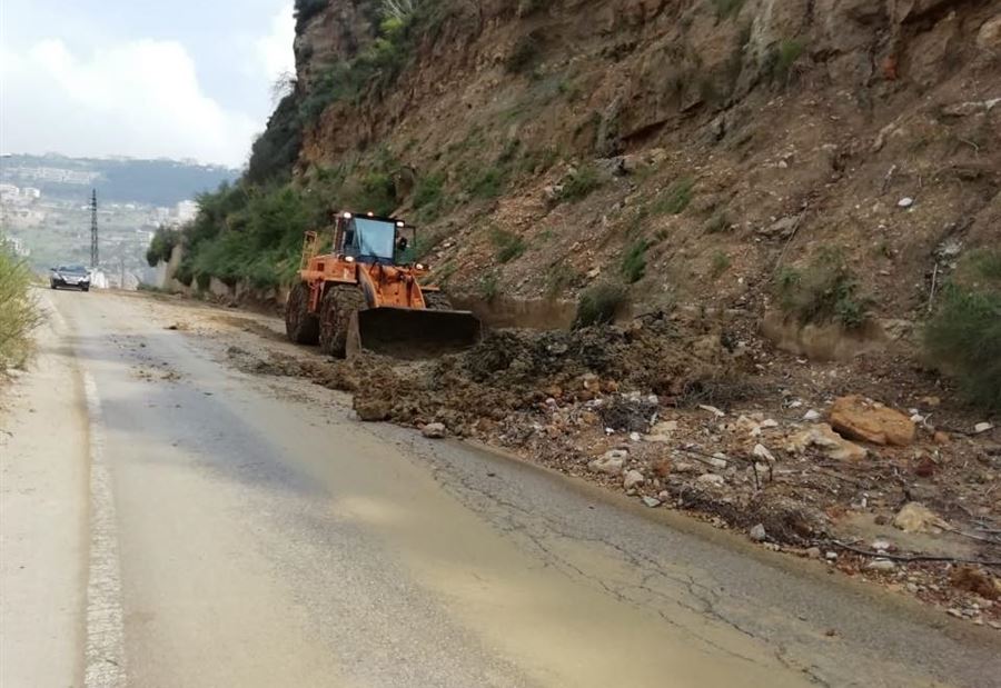 بالصور: جرف أتربة وصخور على طريق عام الغابون بالصور: جرف أتربة وصخور على طريق عام الغابون