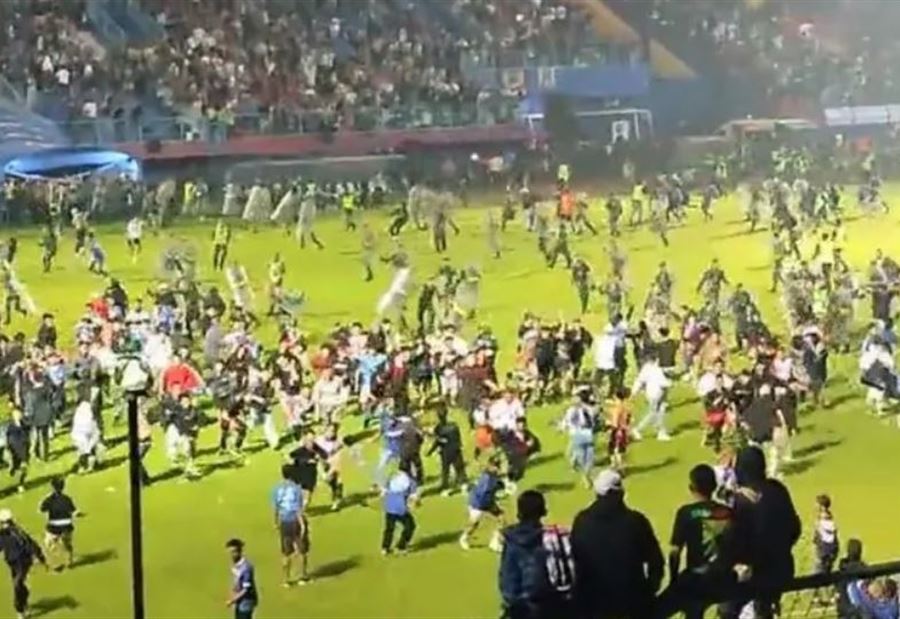 مجزرة في إندونيسيا... مباراة تخلف 125 قتيلاً (فيديو)