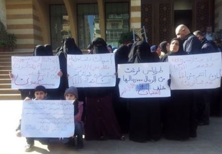 أهالي الموقوفين  أمام منزل ريفي في طرابلس