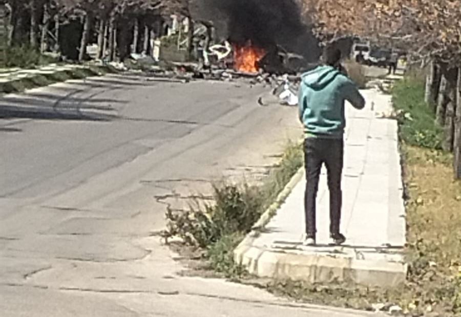 بالفيديو: غارة تستهدف سيارة على طريق برج الملوك