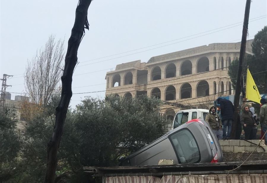 بالصورة.. انقلاب سيارة على سطح كاراج 
