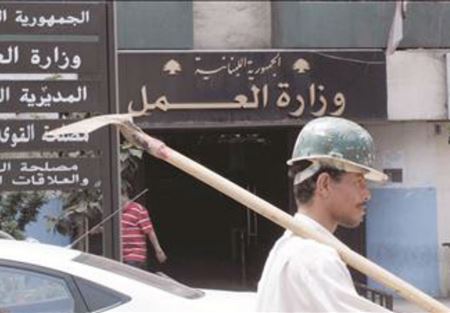 جلسة في وزارة العمل لمتابة قضية عمال مصروفين