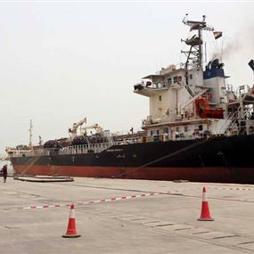 التحالف يصدر تصاريح دخول لسفينتين إلى ميناء الحديدة التحالف يصدر تصاريح دخول لسفينتين إلى ميناء الحديدة