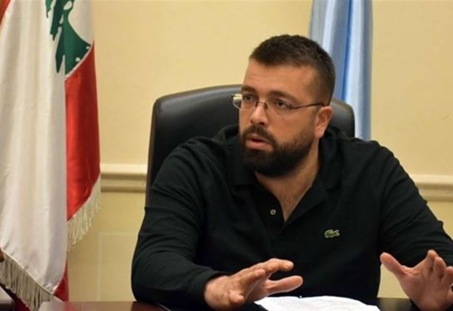 أحمد الحريري رداً على "OTV ".."كبيرة على رقاب كل من في التيار الوطني الحر" أحمد الحريري رداً على "OTV ".."كبيرة على رقاب كل من في التيار الوطني الحر"
