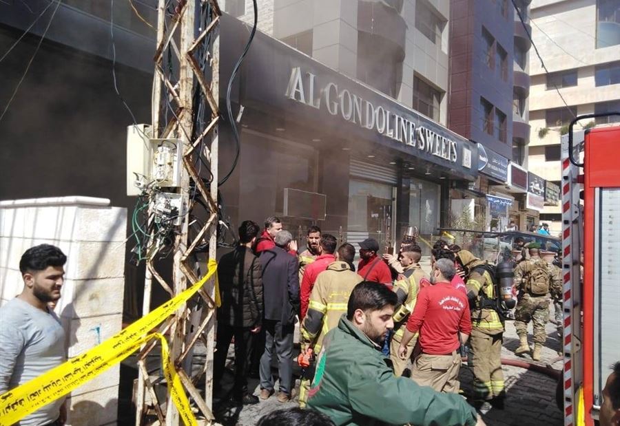 بالصور: حريق داخل مستودع في بئر حسن