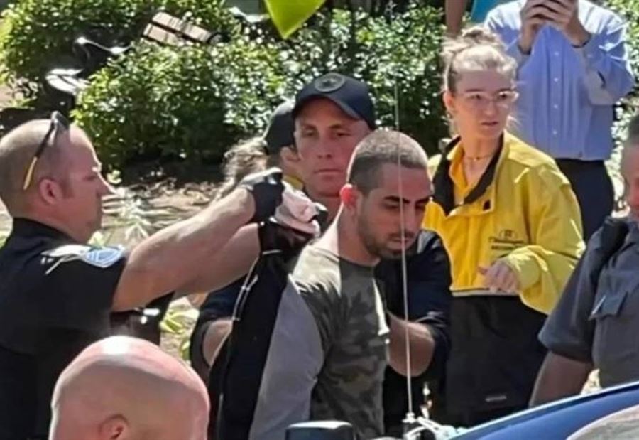 "عاد متعصباً دينياً"... ماذا كشفت والدة طاعن سلمان رشدي؟