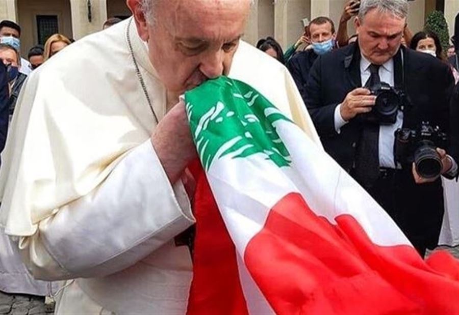 صليبٌ من أخشاب ونوافذ محطمة جراء انفجار المرفأ الى البابا فرنسيس