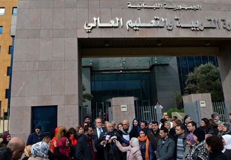 اعتصام للمدرسين المتمرنين امام كلية التربية
