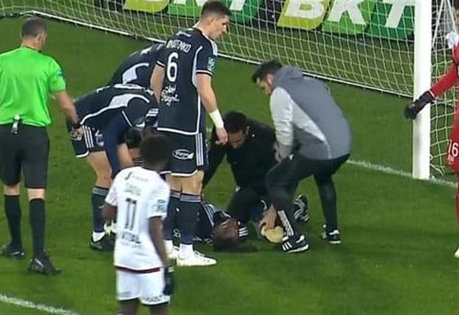 بعد 40 ثانية على انطلاق المباراة... إصابة "خطيرة" تدخل لاعب بغيبوبة! (فيديو)
