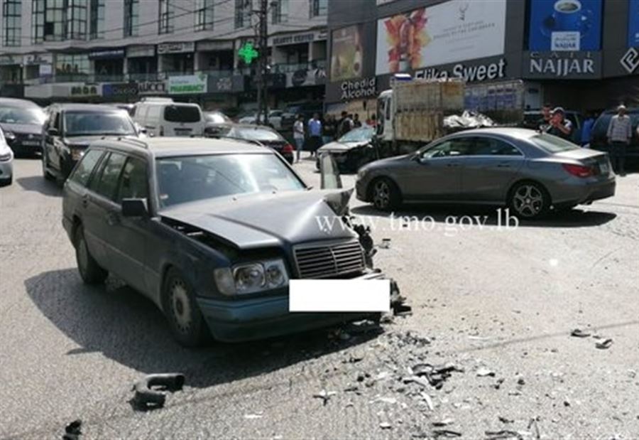 بالصور: جريحان جراء تصادم على طريق عام انطلياس