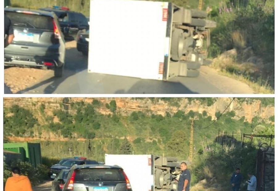 بالصورة: انقلاب شاحنة على طريق الديشونية 