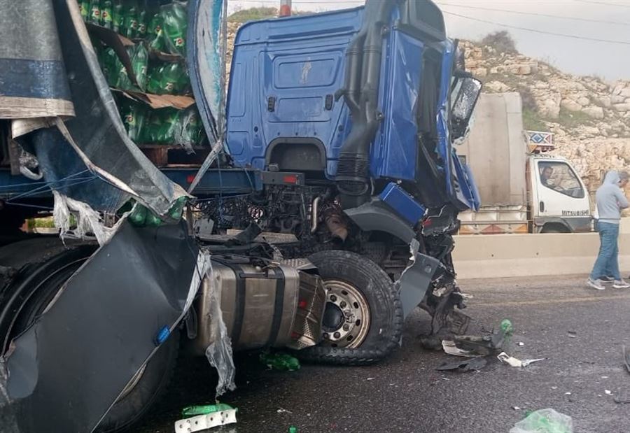 بالصور: تصادم بين "شاحنة وجبالة باطون" على جسر المديرج