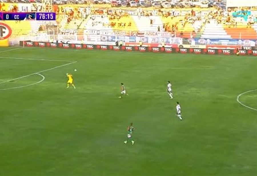 قد يكون الأطول بالتاريخ... حارس يسجل هدفًا بطريقة "غريبة" (فيديو)