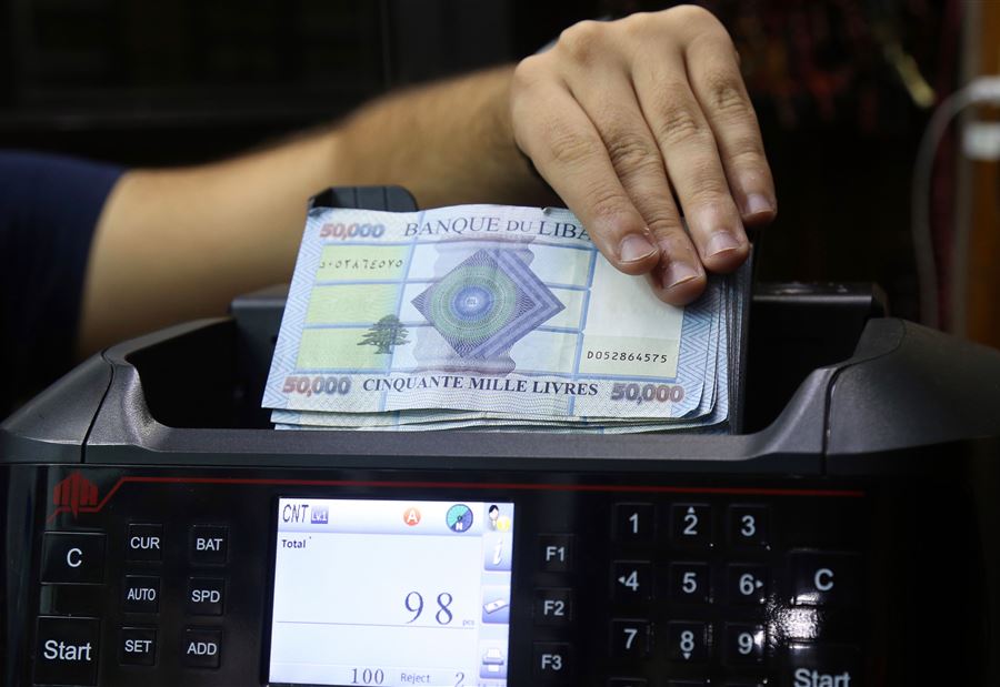 لا قرار سياسي بـ "خضّة سلبية" بسعر الدولار لتمرير الصيف!