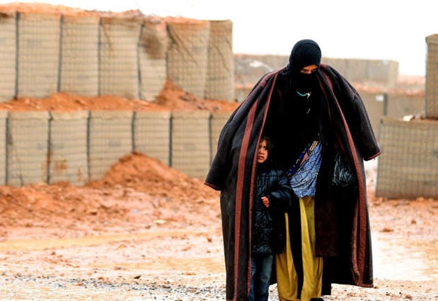 في مخيم الركبان.. نازحة سورية تحرق نفسها و3 من أطفالها  