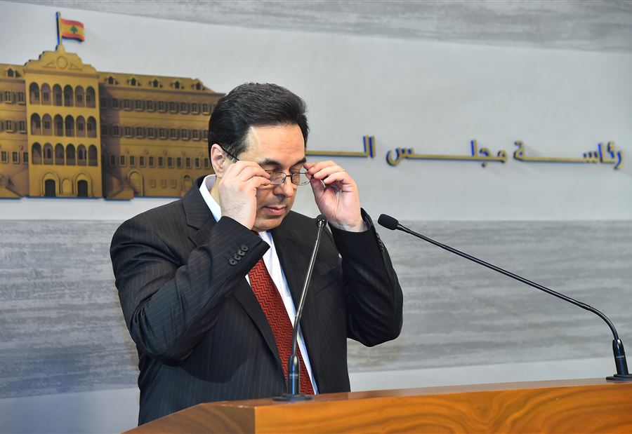 "لازم نبوس إيدا لبترا حتّى تقبل"