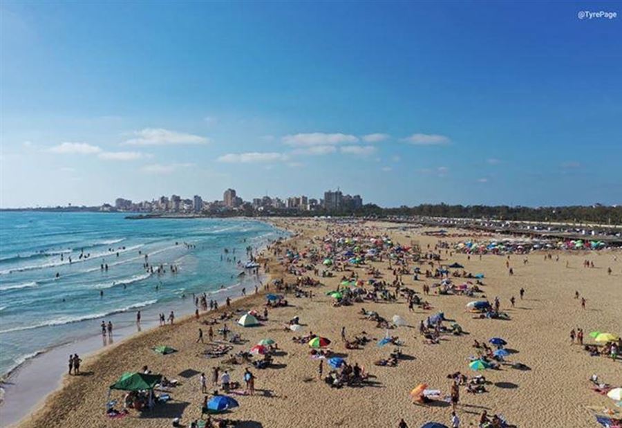 شاطئ صور يستقبل الموسم السياحي الجديد