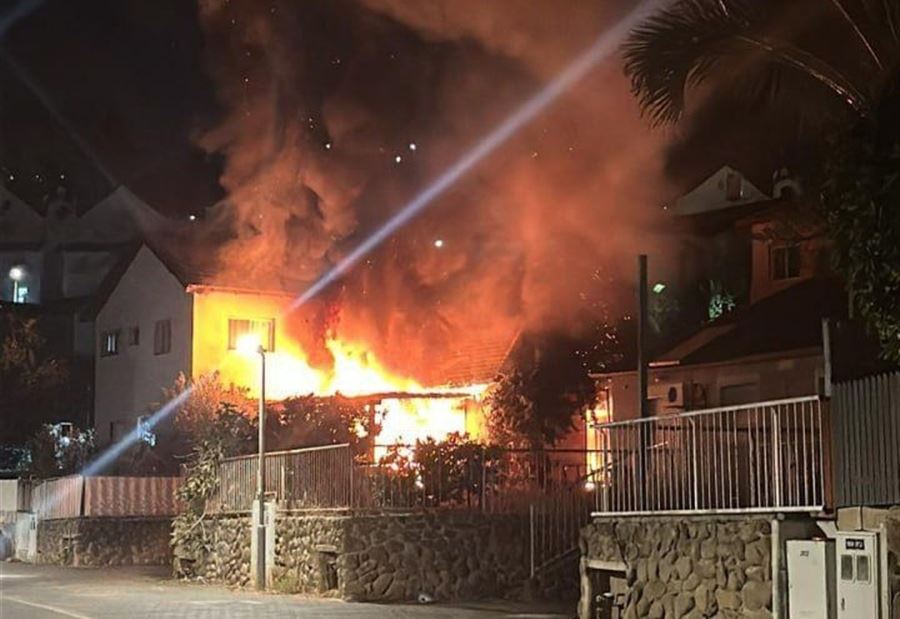 بالفيديو: حريق في "كريات شمونة" جرّاء صاروخ أطلق من لبنان