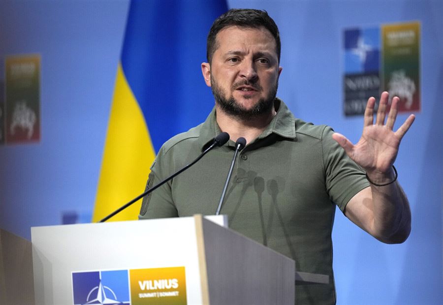 سياسي فرنسي يتهم زيلينسكي بالـ"مجنون"