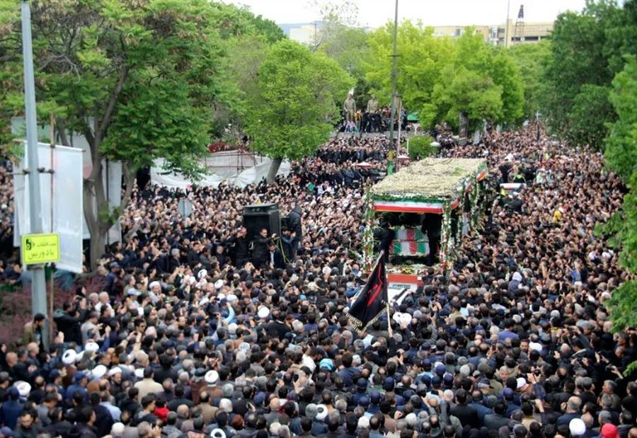 رغم الحشود الكبيرة... تباينٌ "شديد" في حزن الشعب الايراني!