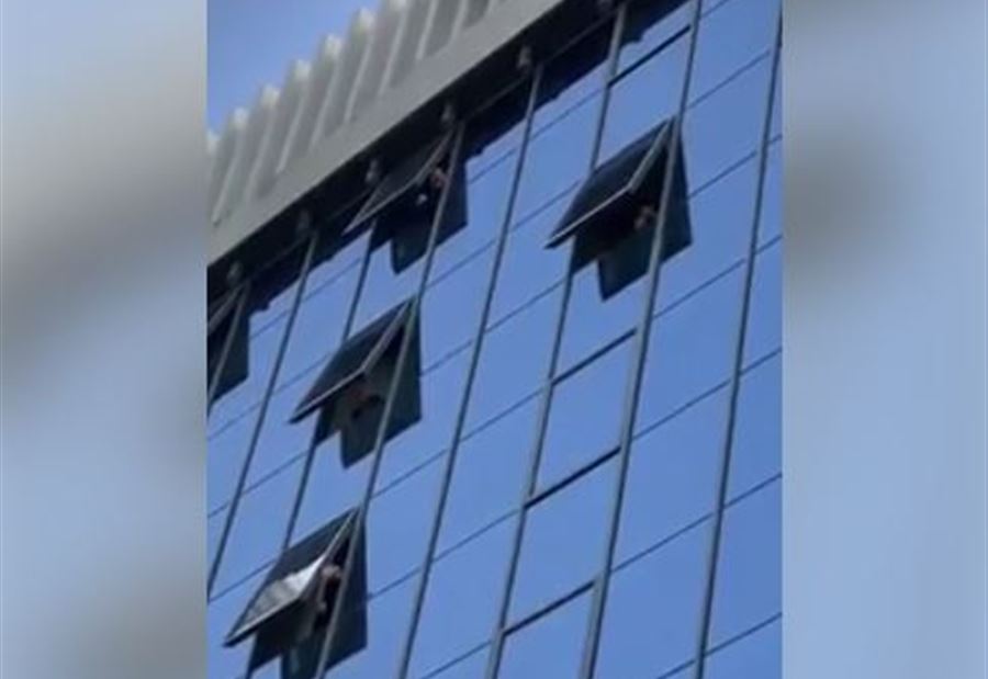 بالفيديو: لبناني عائد من أبيدجان ينفجر غضبًا بسبب وجبة "غداء"!  