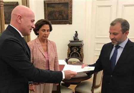 باسيل تسلم نسخاً عن أوراق 6 سفراء جدد باسيل تسلم نسخاً عن أوراق 6 سفراء جدد