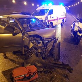 بالصورة: اصطدام سيارة بحائط نفق المطار 