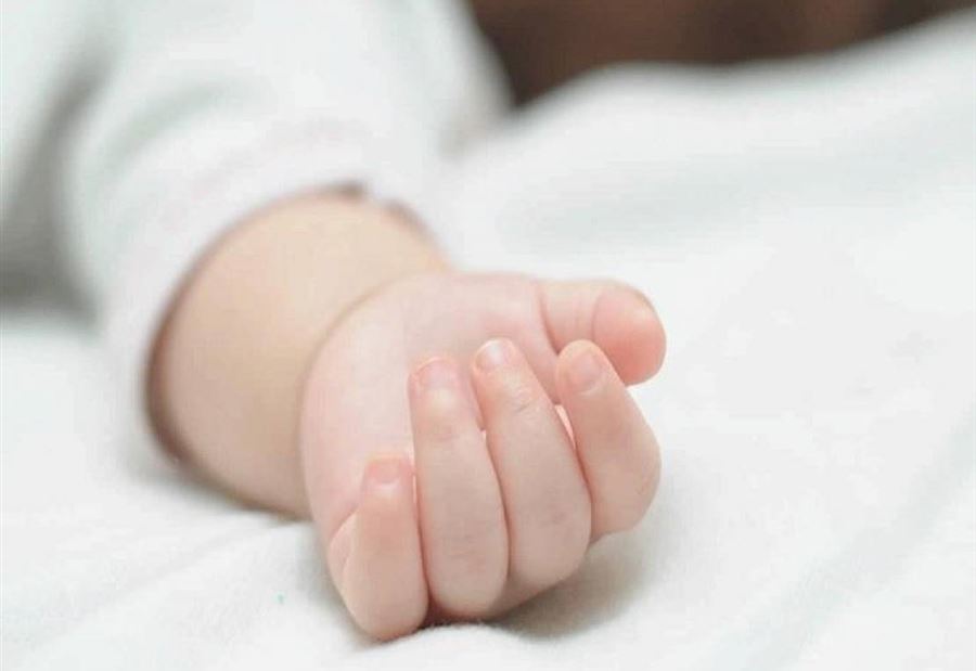 طفلةٌ مرميّةٌ في أحد أبنية طليا