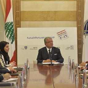 المشنوق للمحافظين: للاستفادة من تجربة الأحد الانتخابي 