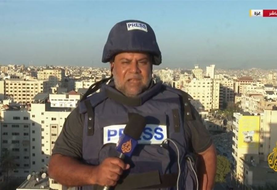 لم تمر 24 ساعة على دفن أفراد أسرته... مراسل "الجزيرة" يعود إلى عمله!