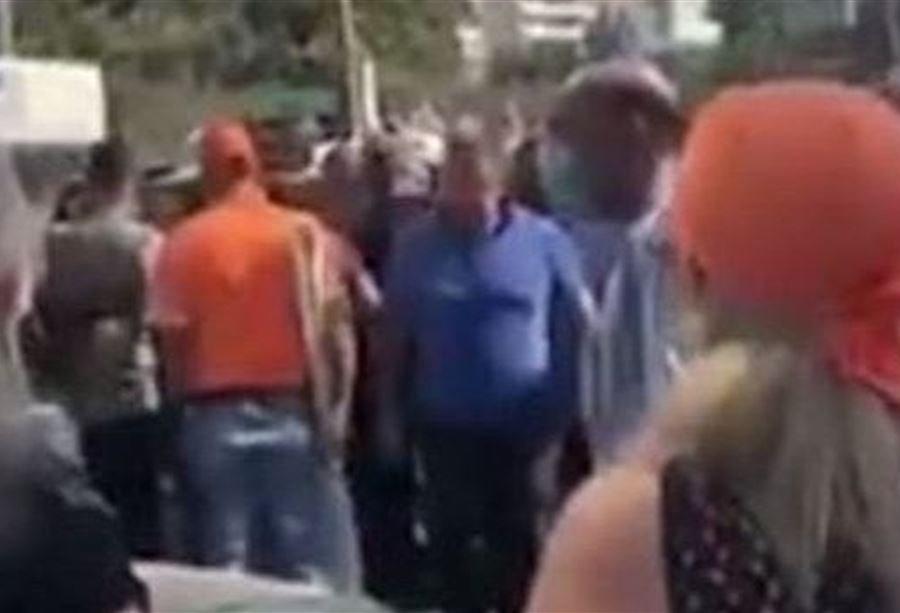 بالفيديو: مناصرو "التيار" يحطمون سيارة ويعتدون بالضرب على سائقها