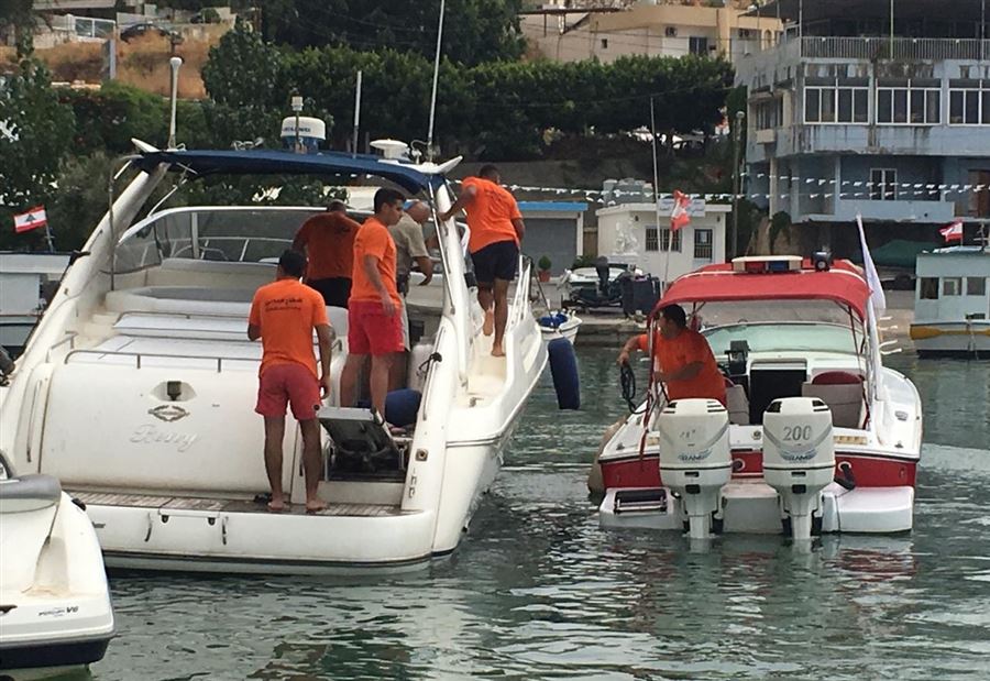 مقابل العقيبة.. رموا  بأنفسهم في الماء لينجوا من الحريق
