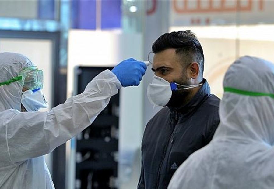 شابٌ عربي يعيشُ في المطار بسبب "كورونا"