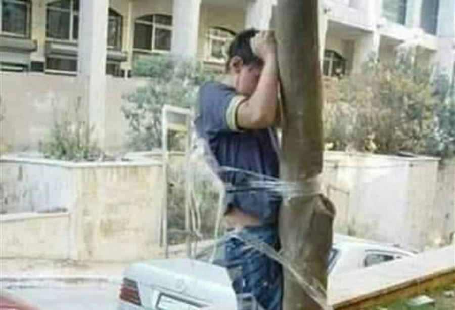 بالصورة: ربط ابنه بالشجرة في سوريا لرسوبه بالبكلوريا! 