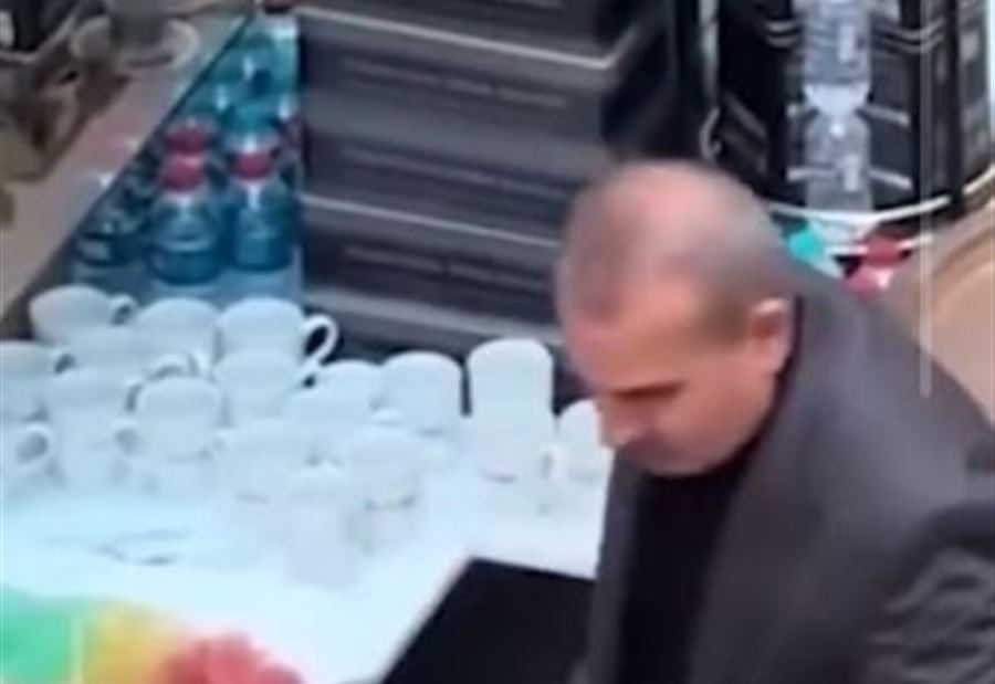 مشهد "مقزز"... بائع قهوة في تركيا يبصق في فناجين الزبائن! (فيديو)