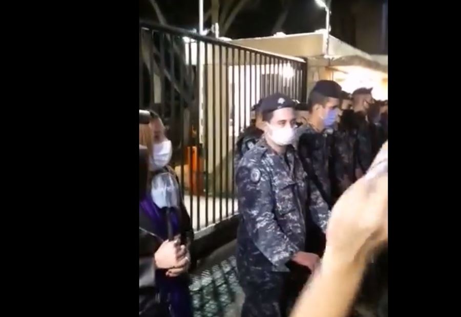 بالفيديو: بعد حادثة "الحركة"... احتجاجٌ أمام المستشفى 
