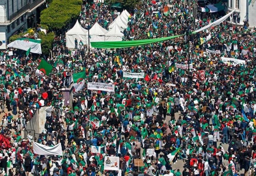 الشعب يقول كلمته.. مظاهرات الجزائر تتخطى "حاجز المليون"