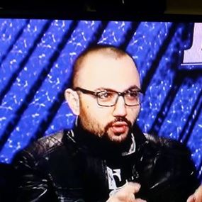 "فواز" يشتم الصليب بعد خروجه من "حكي جالس"