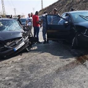 بالصورة: 6 جرحى بينهم 3 أطفال في تصادم 3 سيارات
