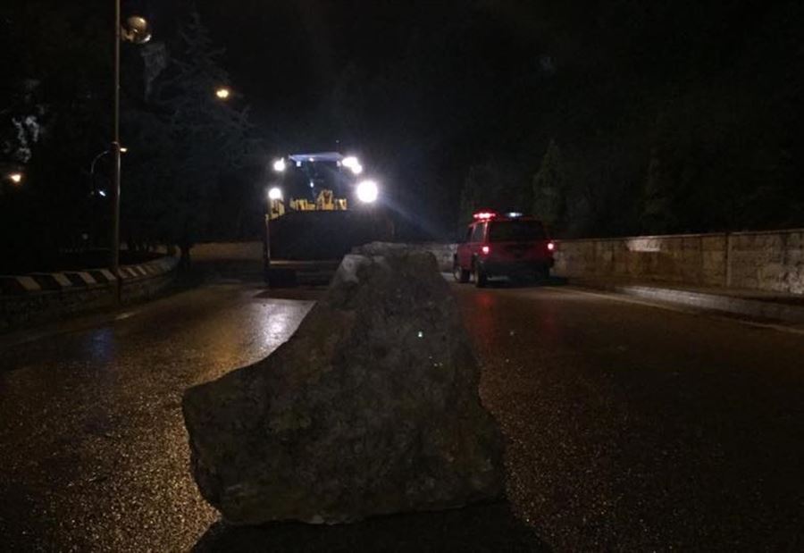 بالصورة: انهيار صخرة على طريق عام جزين بالصورة: انهيار صخرة على طريق عام جزين