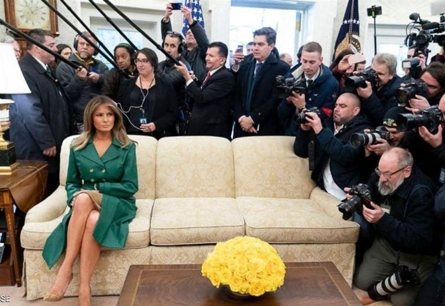 "ميلانيا والأريكة" قصة الصورة التي أثارت التعليقات "ميلانيا والأريكة" قصة الصورة التي أثارت التعليقات