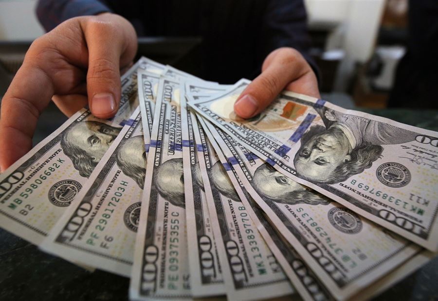 من يضبط استقرار الدولار؟ وإلى متى؟