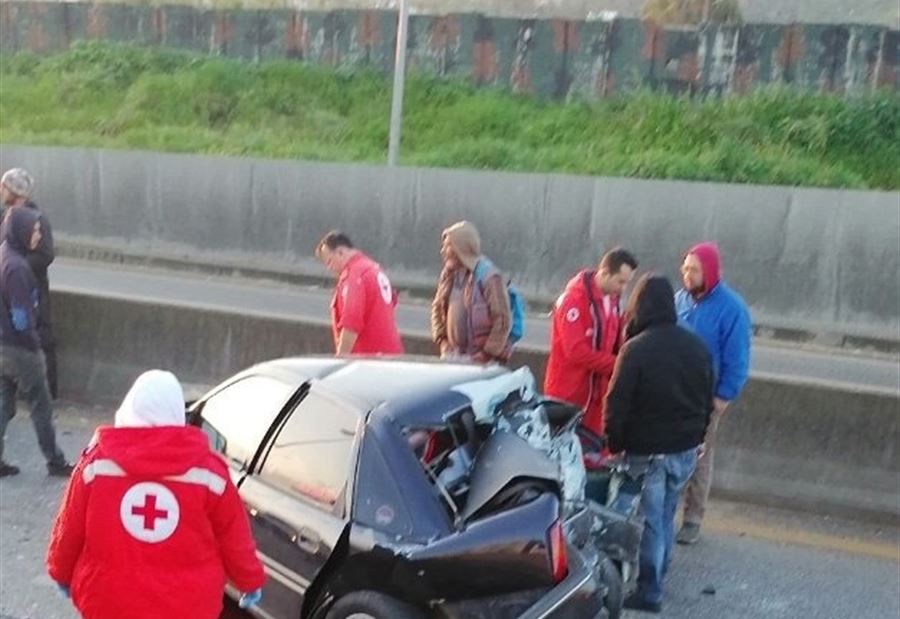 بالصورة: جريح باصطدام سيارة بحائط نفق دير عمار- المنية