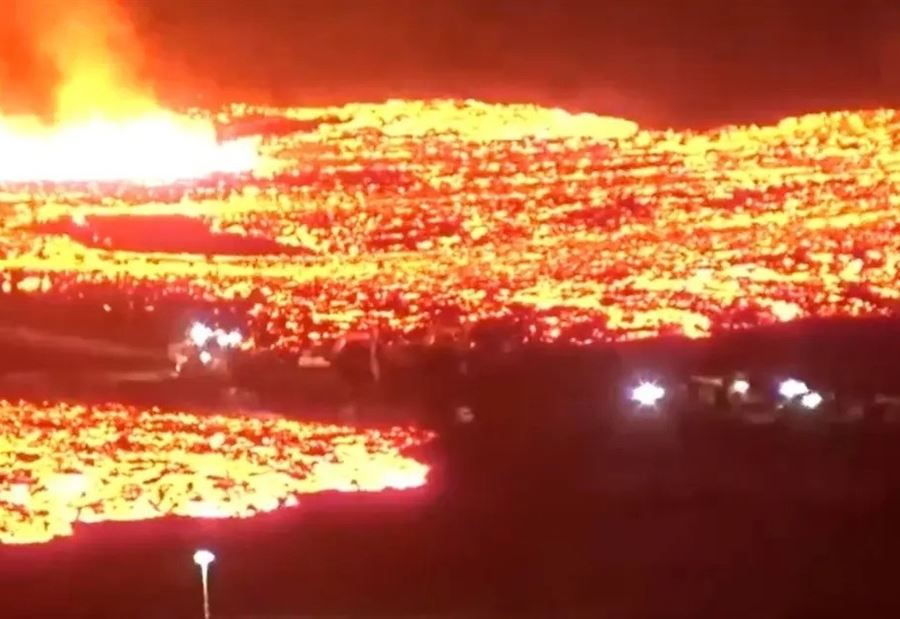 نهر من الحمم... ثوران بركان آيسلندا يدفع السكان لإخلاء منازلهم! (فيديو) نهر من الحمم... ثوران بركان آيسلندا يدفع السكان لإخلاء منازلهم! (فيديو)