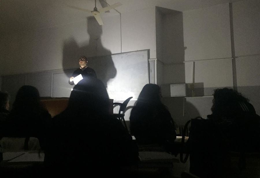 بعد صور "التعليم على ضوء التلفون"... كيف علّق رئيس الجامعة اللبنانية؟