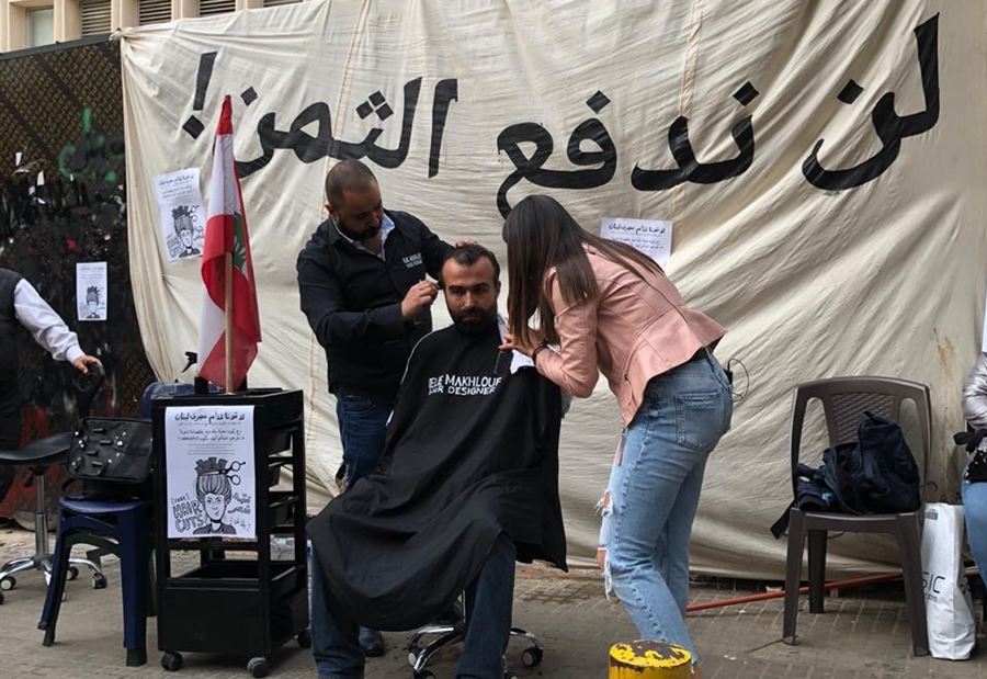 بالصور: حلاقة شعر مجانية أمام مصرف لبنان.. والسبب "مُلهِم!"