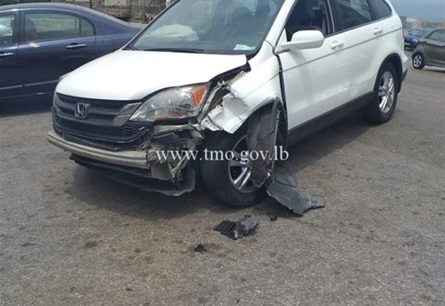 بالصور: جريح بحادث تصادم على طريق عام انطلياس بكفيا