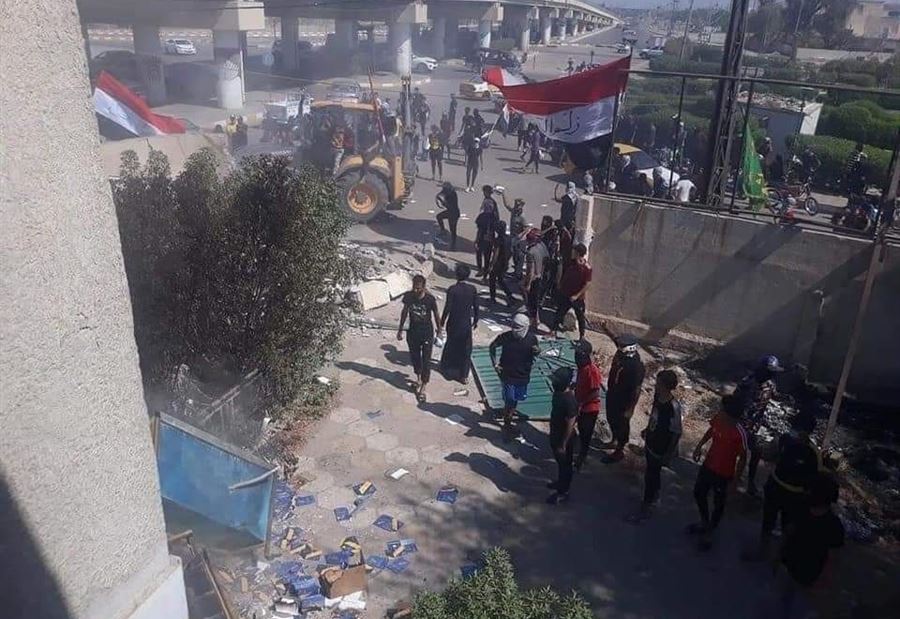 بالصور: ذي قار تشتعل غضباً... وهدم مقرات الأحزاب